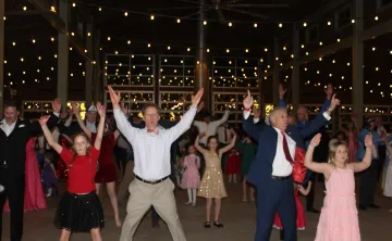 dads dancing with daughters